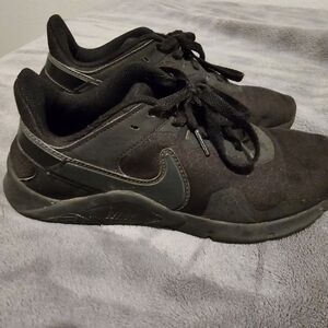 Men' 7.5Y Used Nike shoes in black